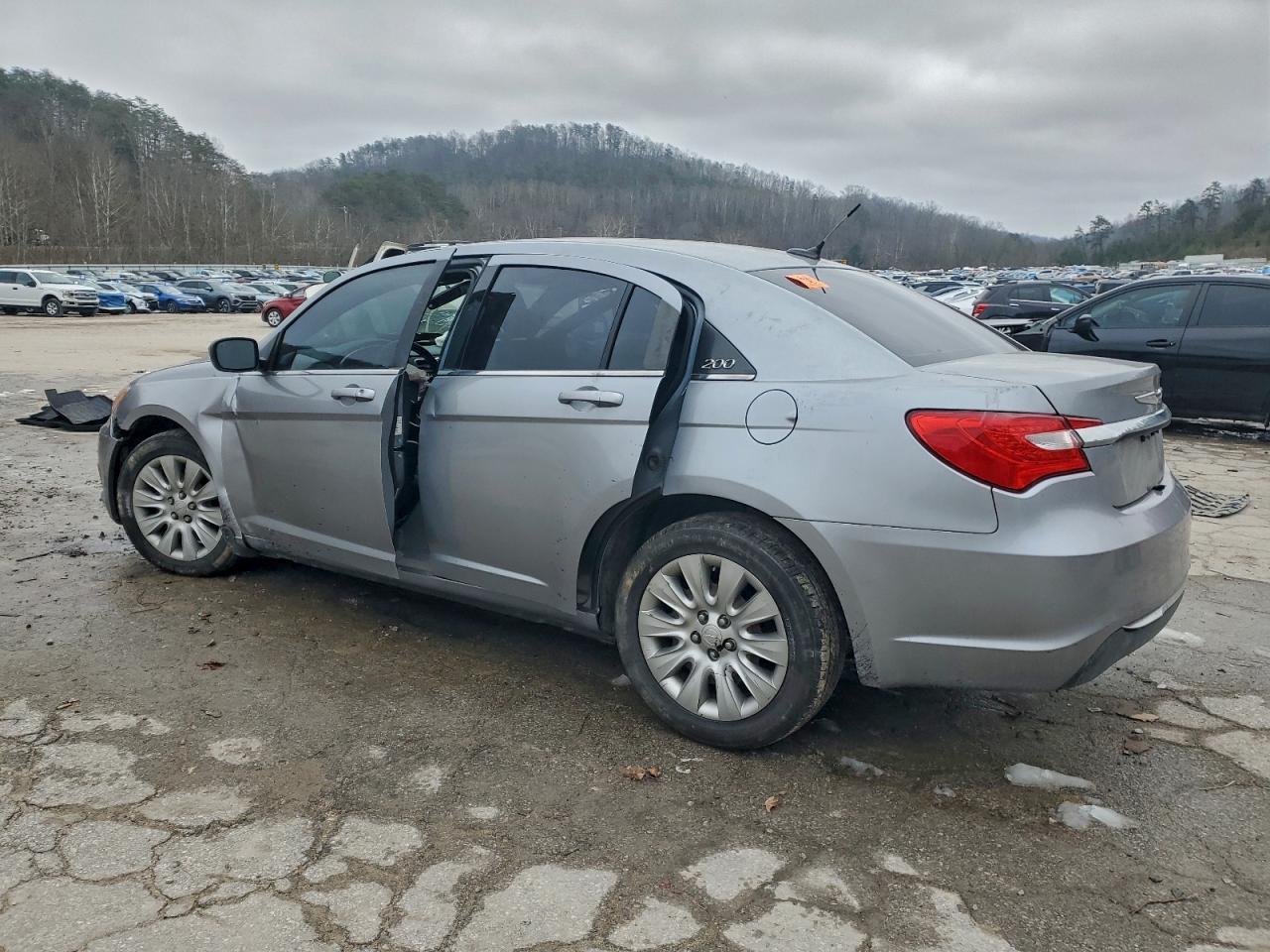 2014 Chrysler 200 Lx - Фото 2