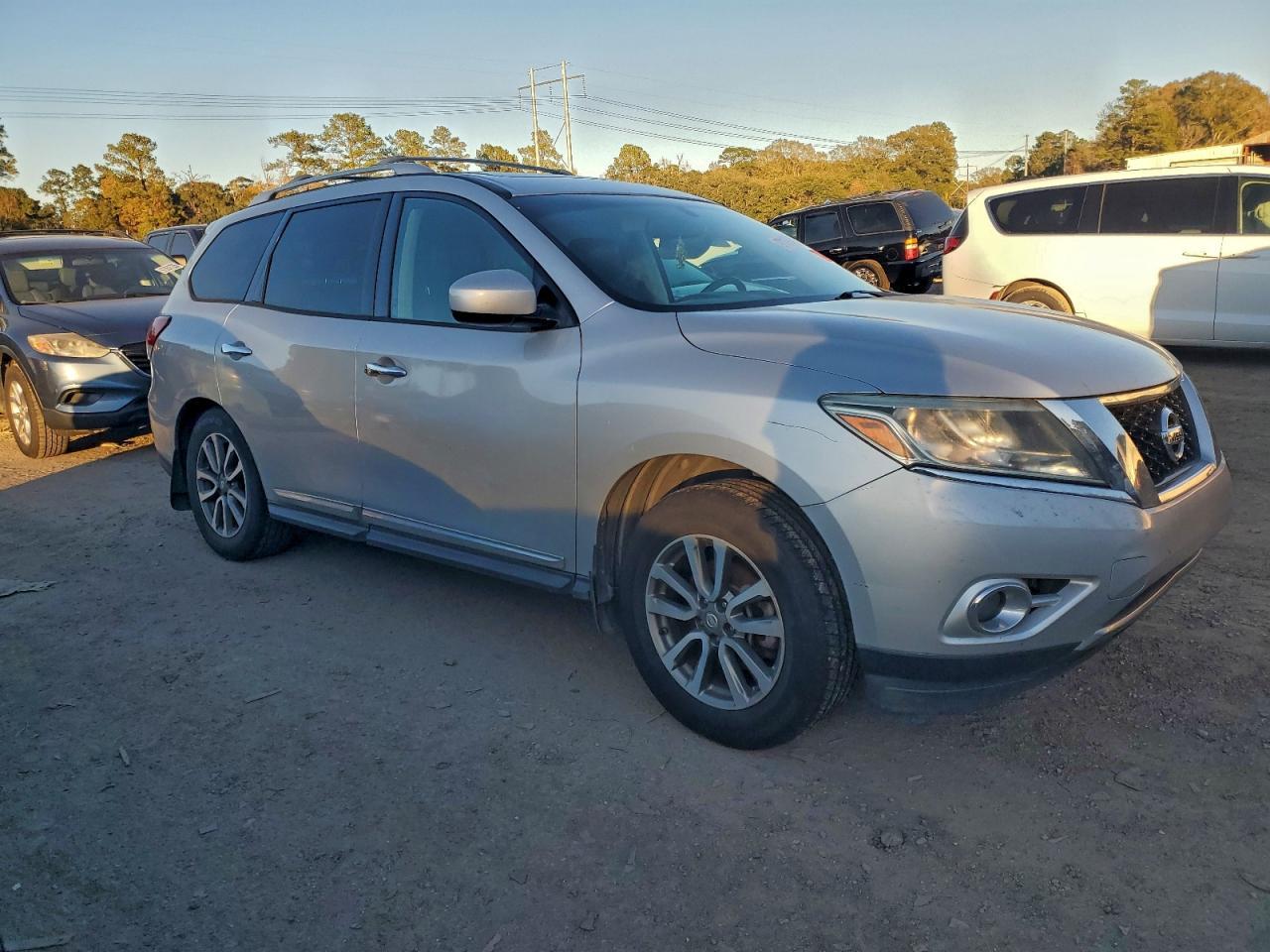 2014 Nissan Pathfinder S - Image 4
