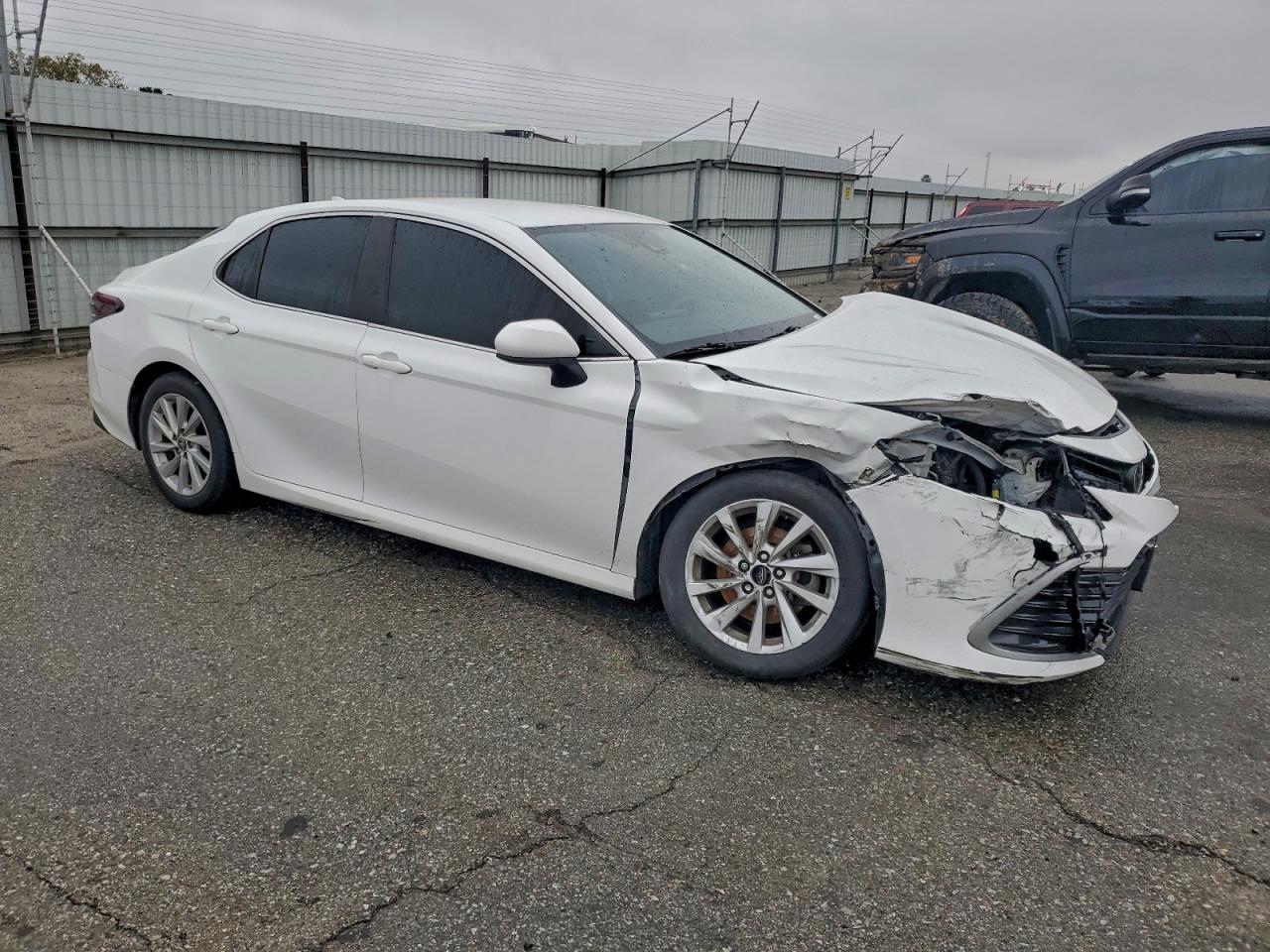 2022 Toyota Camry Le - Фото 4