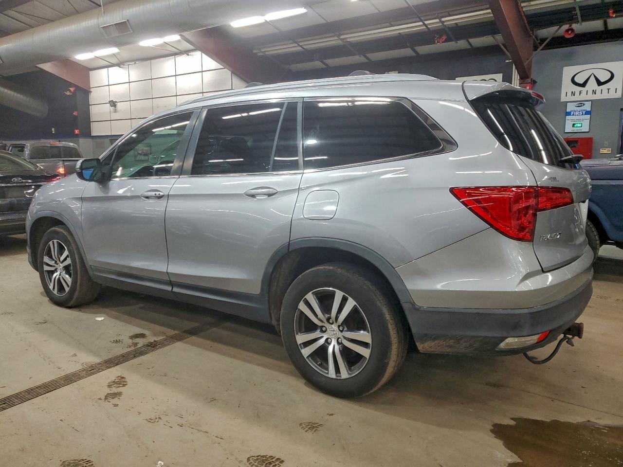 2017 Honda Pilot Ex - Image 2