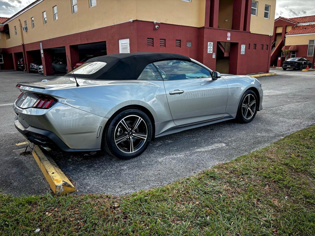 2025 Ford Mustang - Image 4