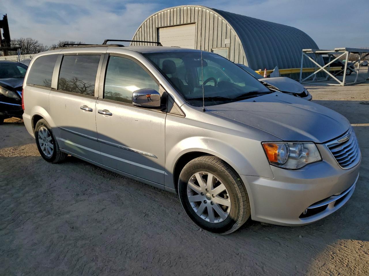 2012 Chrysler Town & Country Touring L - Фото 4