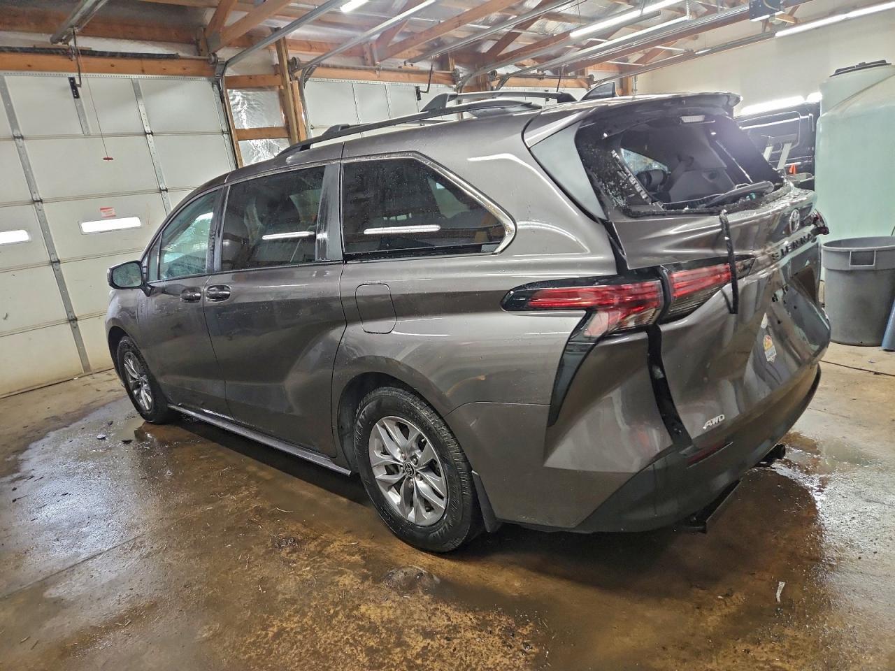 2022 Toyota Sienna Le - Image 2