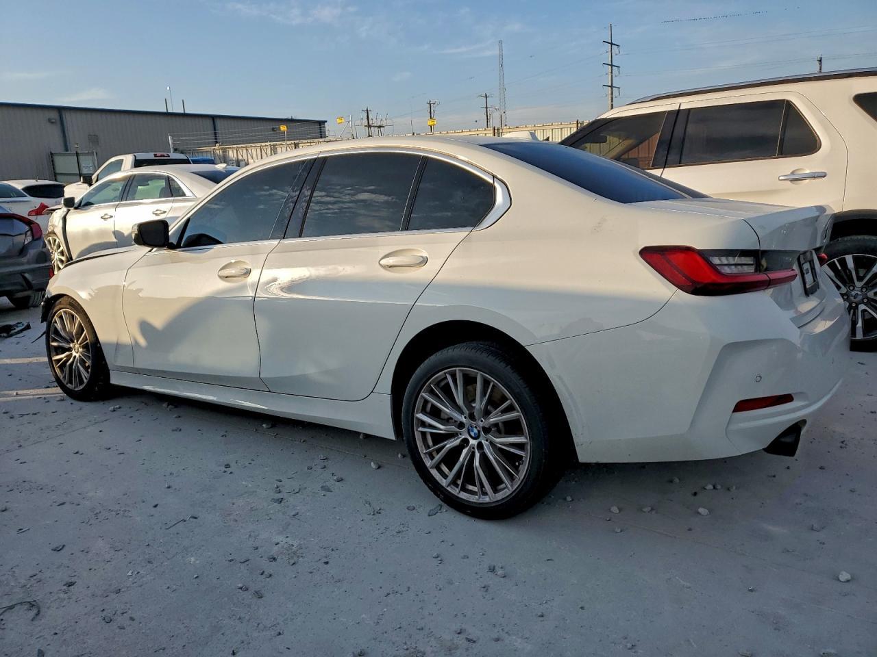 2024 BMW 330I - Фото 2