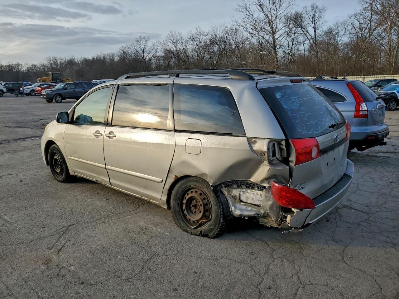 2006 Toyota Sienna Ce 7 Passenger - Image 2