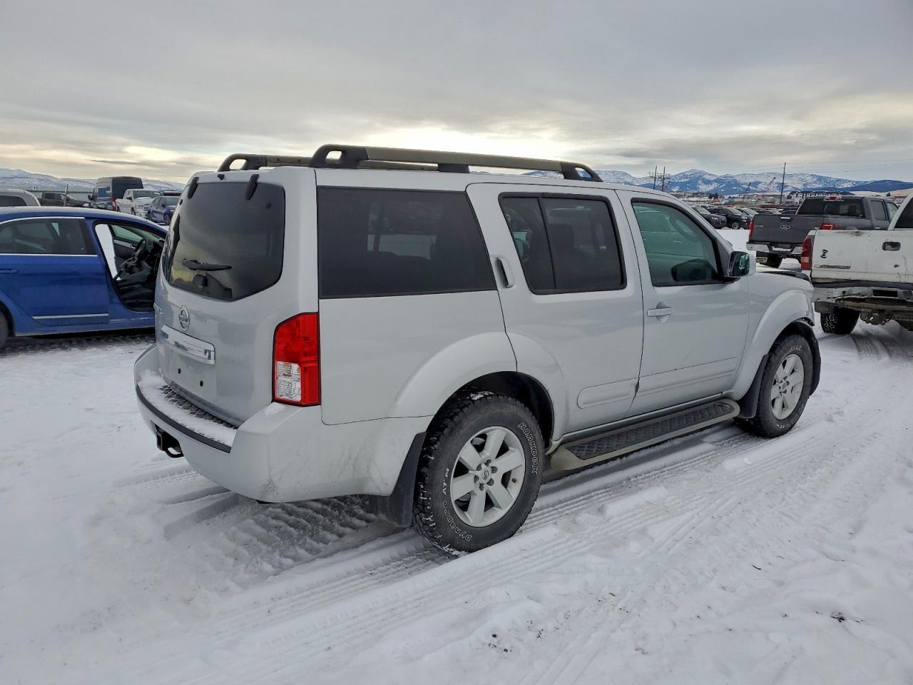2011 Nissan Pathfinder S - Image 3