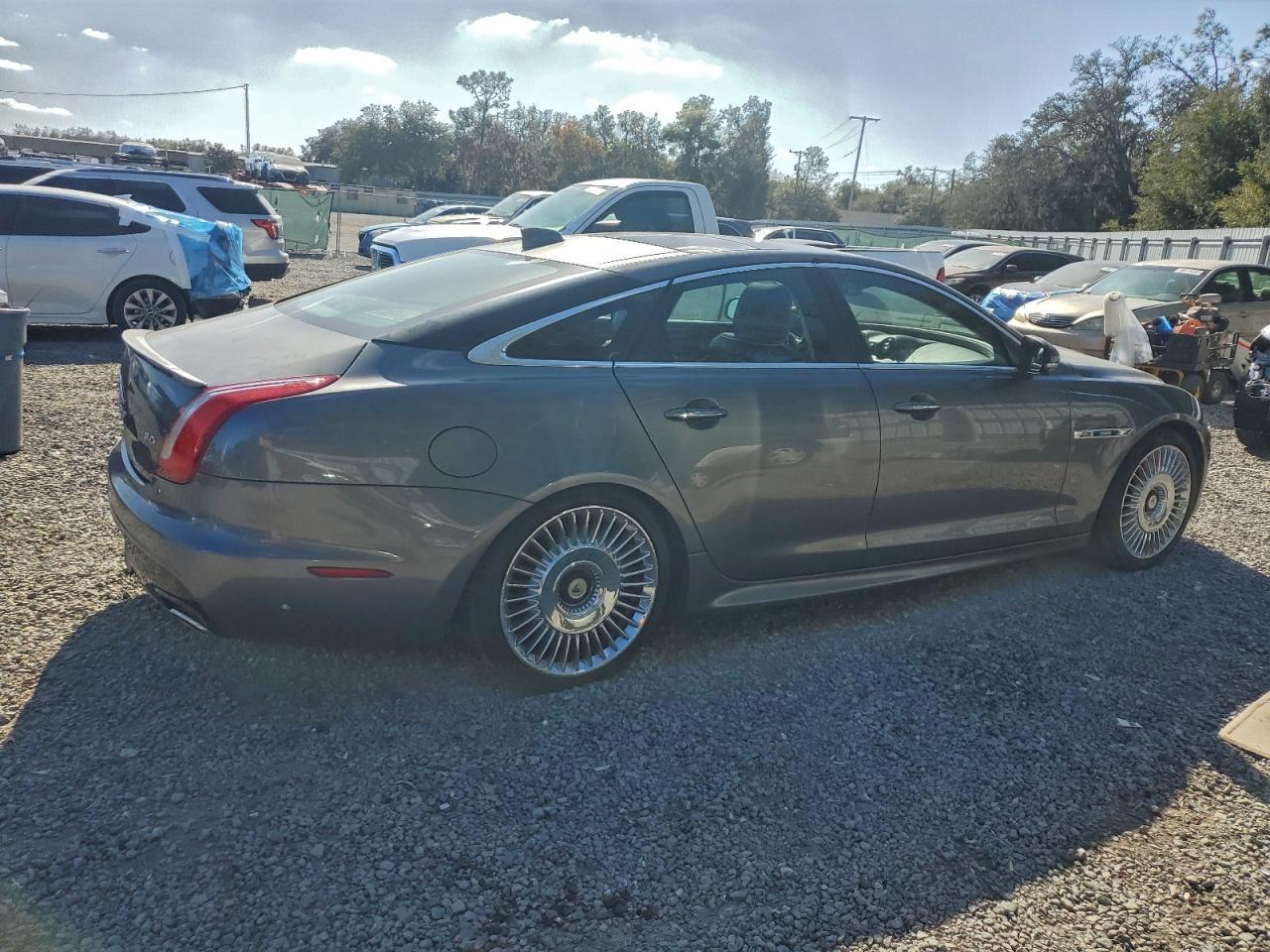 2016 Jaguar Xj - Image 3