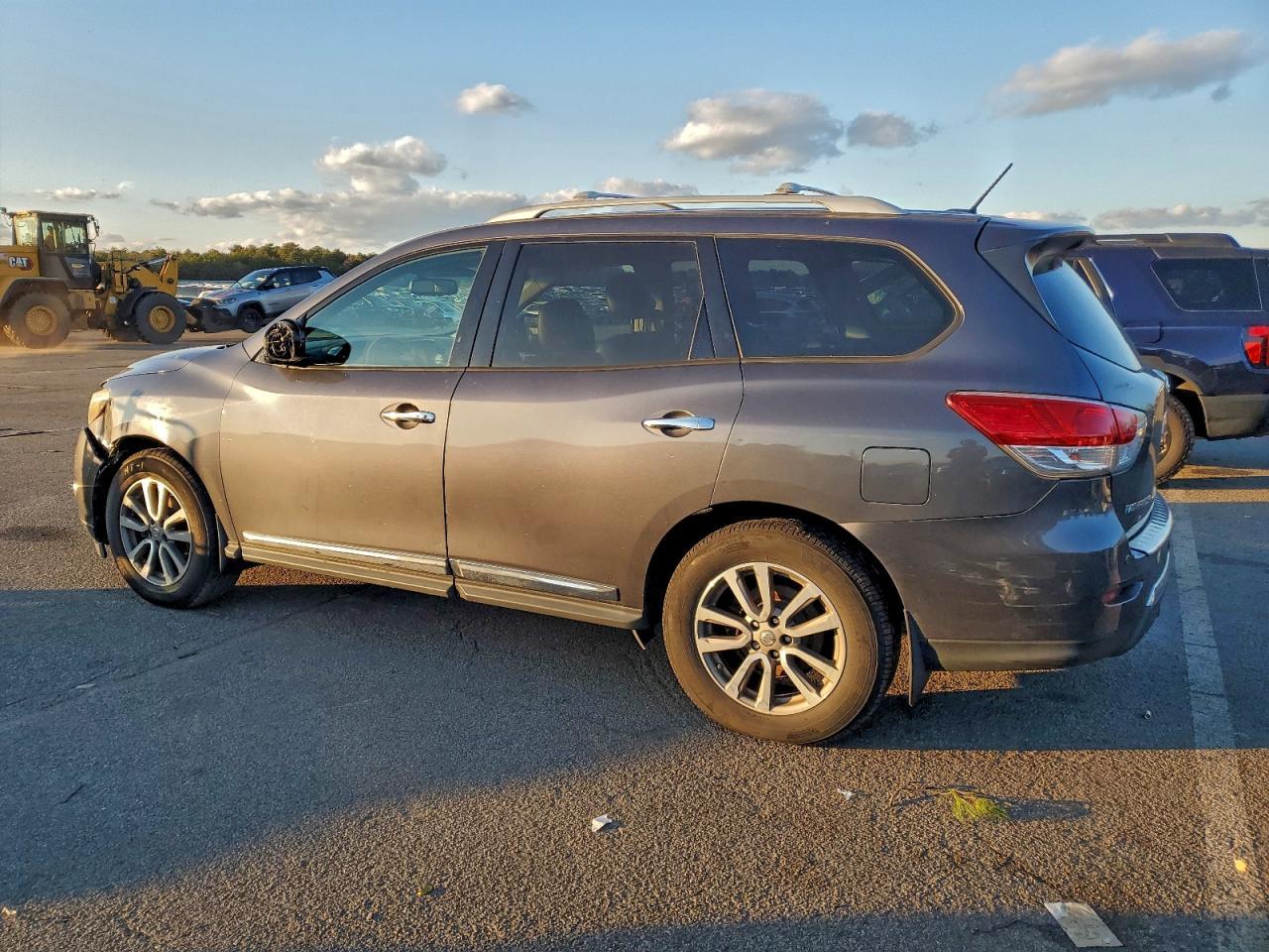 2014 Nissan Pathfinder S - Image 2