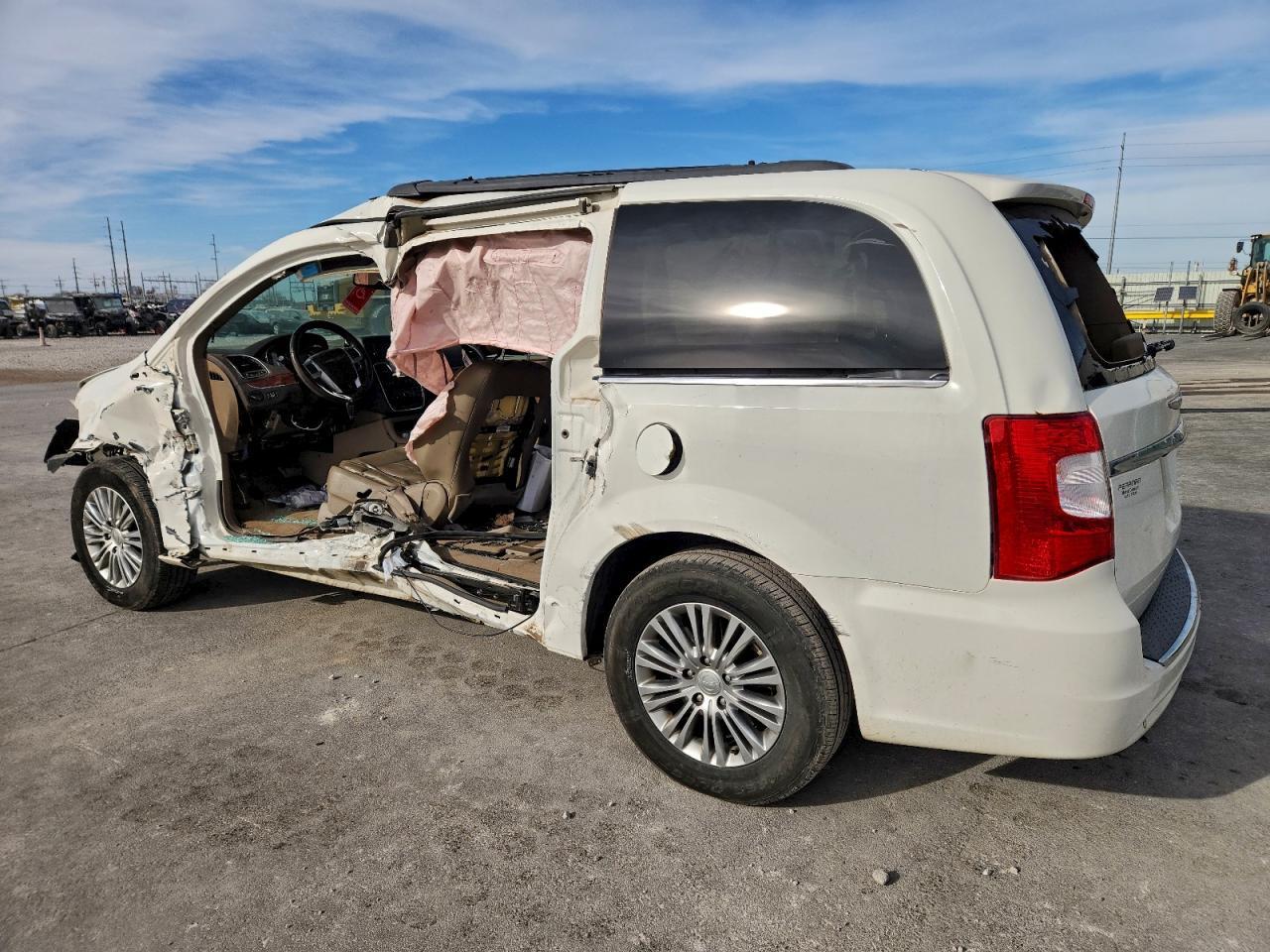 2013 Chrysler Town & Country Touring L - Фото 2