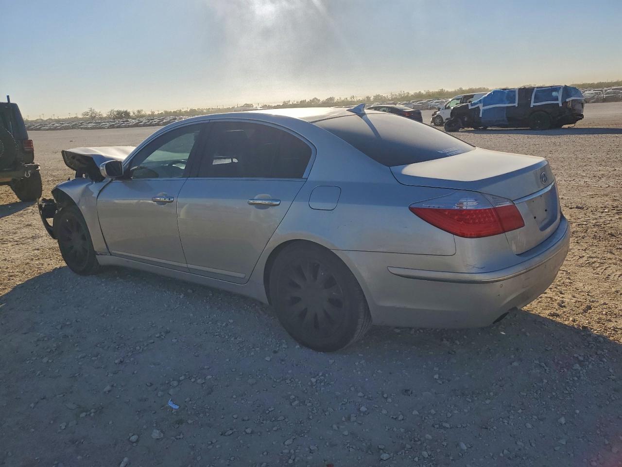 2011 Hyundai Genesis 3.8L - Фото 2