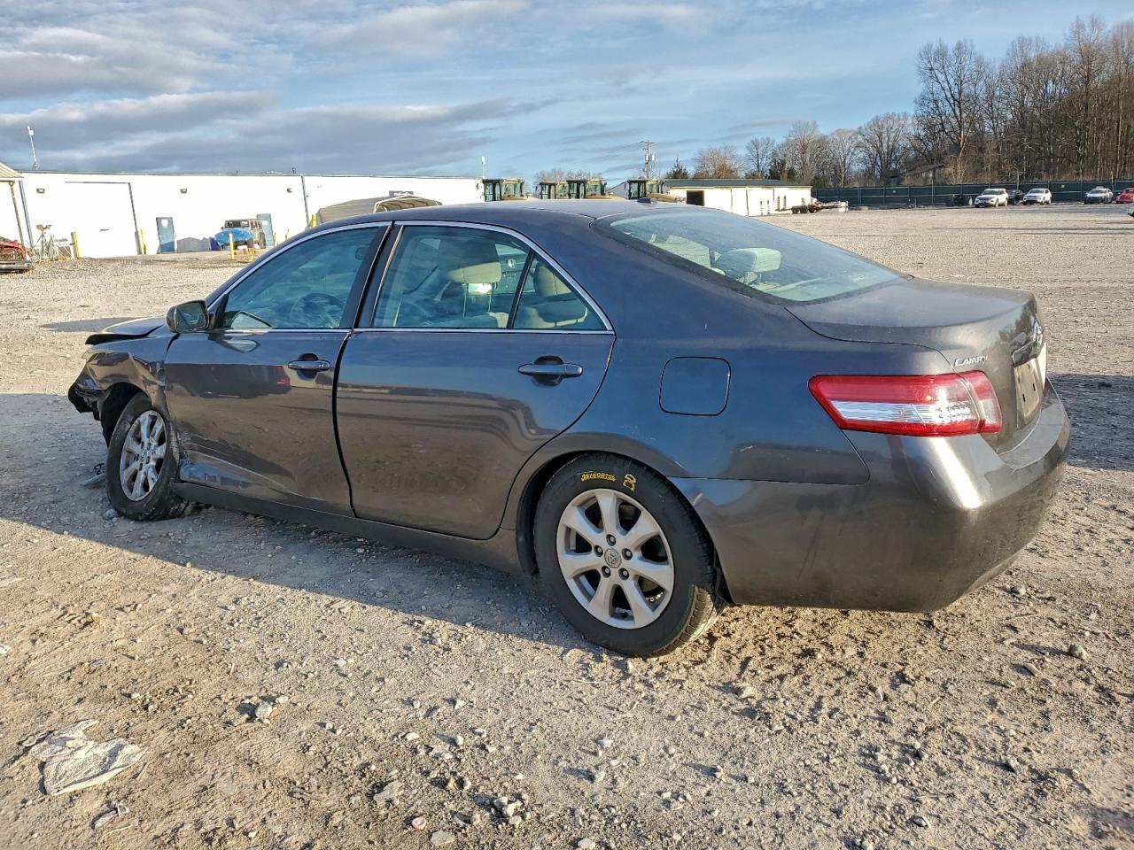 2011 Toyota Camry Base - Фото 2