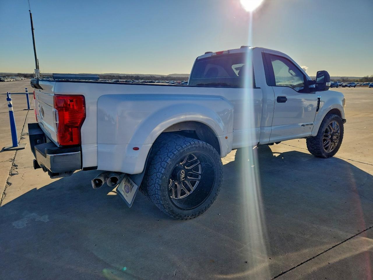 2022 Ford F350 Super Duty - Фото 3