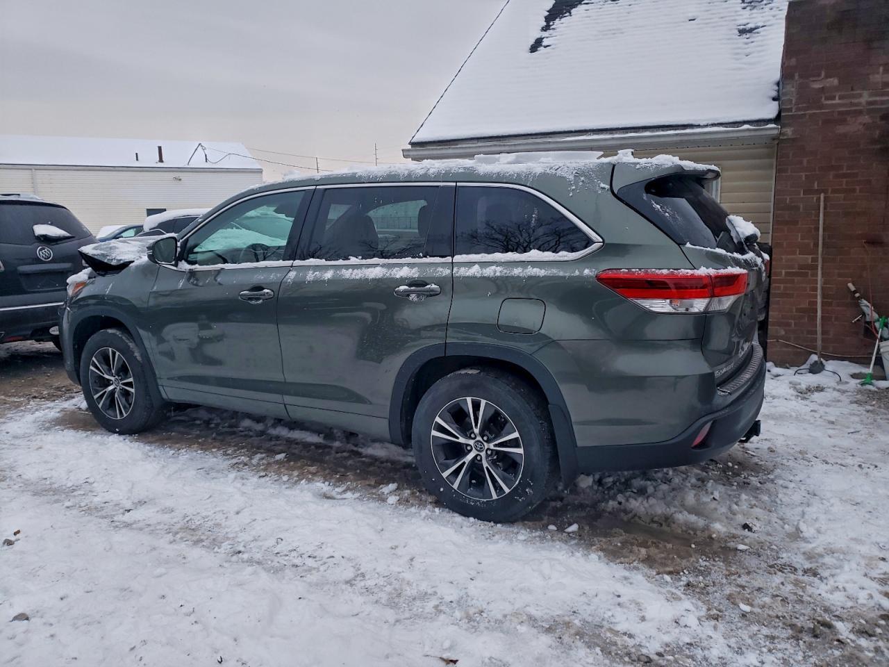 2017 Toyota Highlander Le - Фото 2