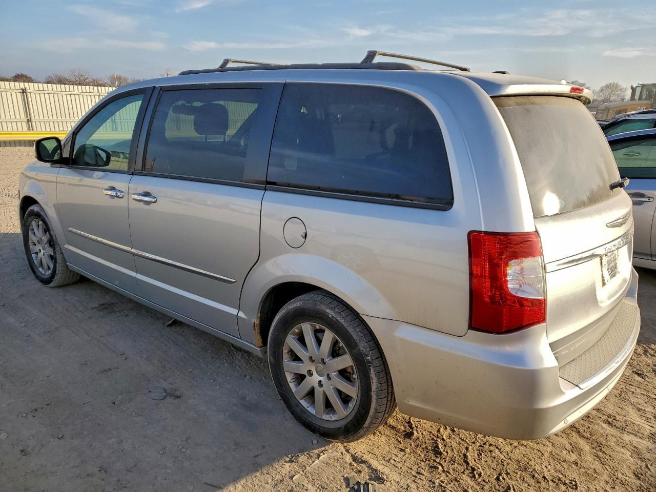 2012 Chrysler Town & Country Touring L - Фото 2