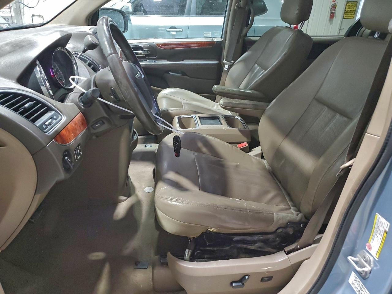 2013 Chrysler Town & Country Touring L - Image 7