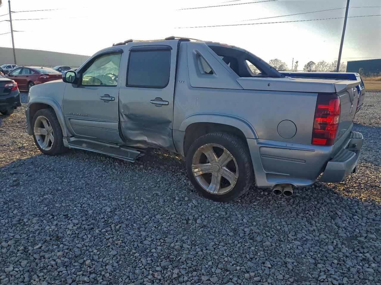 2007 Chevrolet Avalanche C1500 - Image 2