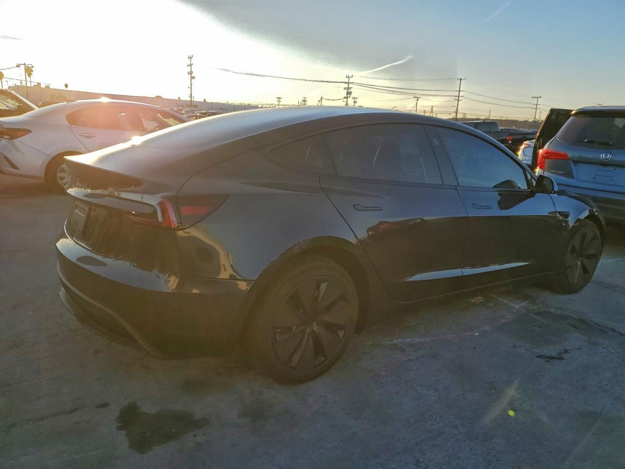 2025 Tesla Model 3 - Фото 3