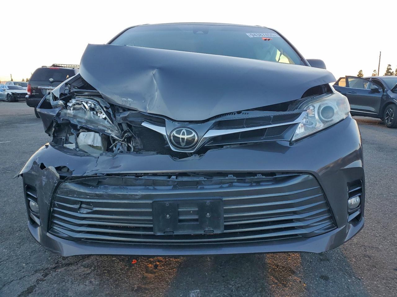2018 Toyota Sienna Xle - Image 5