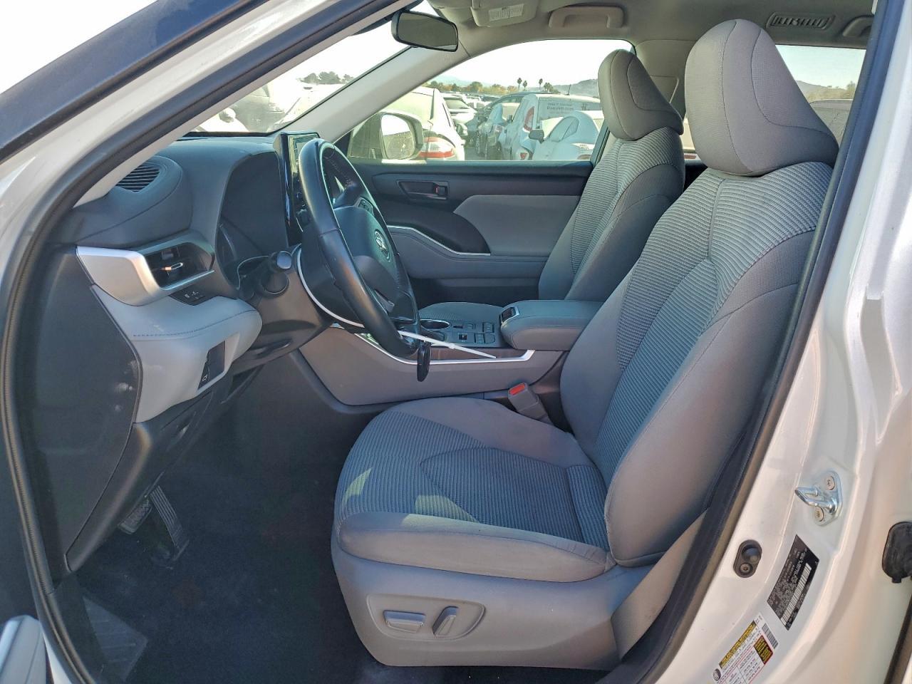 2022 Toyota Highlander L - Image 7