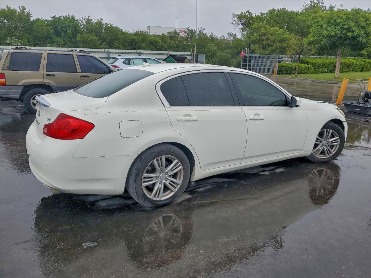 2013 Infiniti G37 Base - Image 3