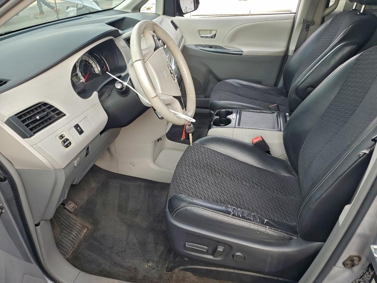 2012 Toyota Sienna Sport - Фото 7