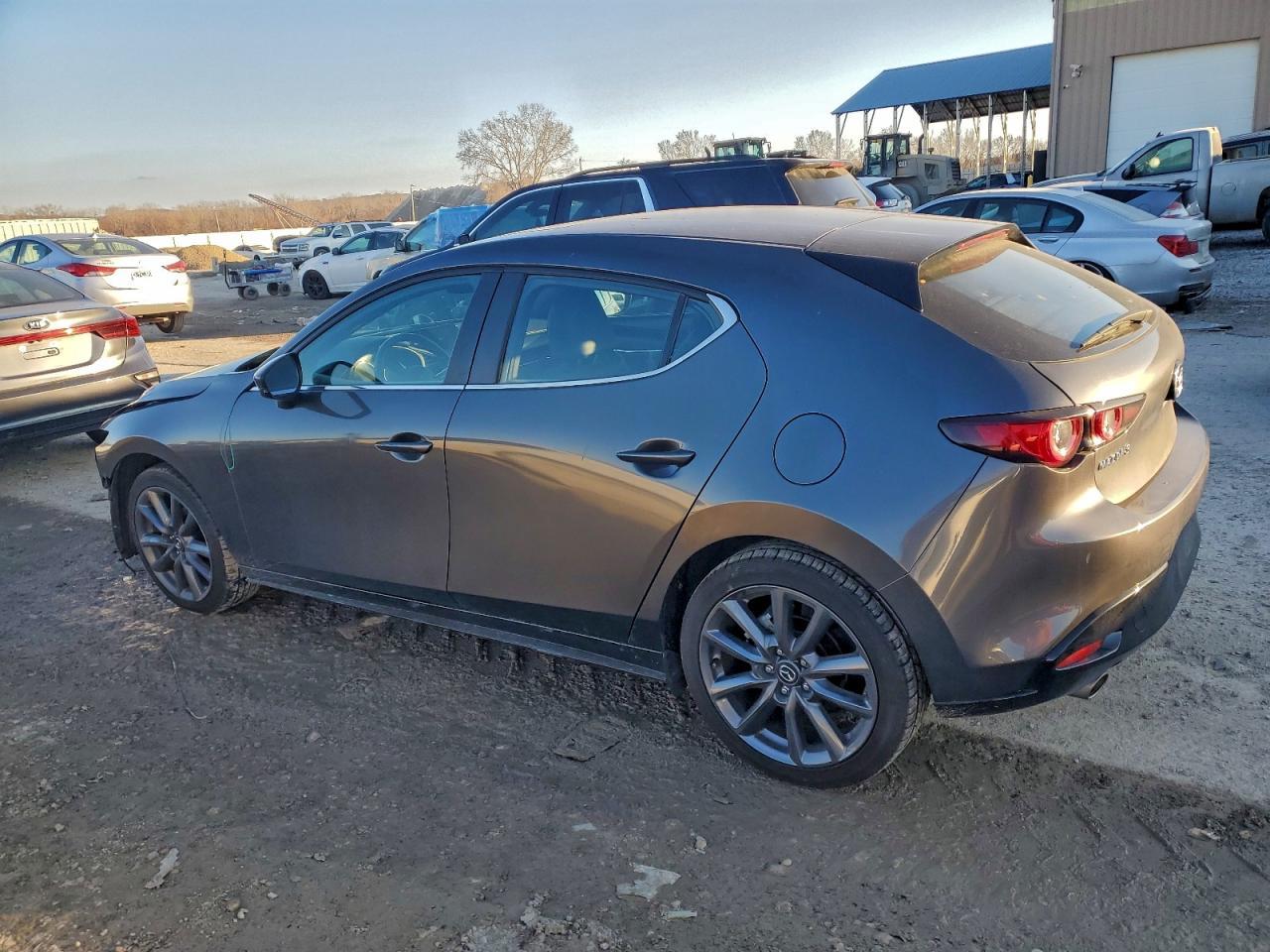 2023 Mazda 3 Preferred - Фото 2