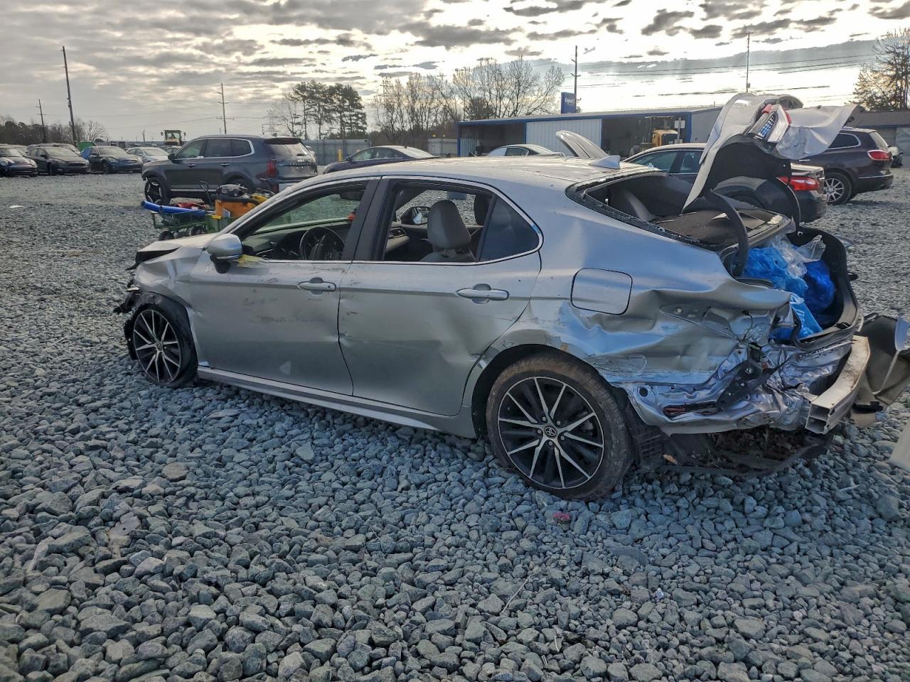 2022 Toyota Camry Se - Фото 2