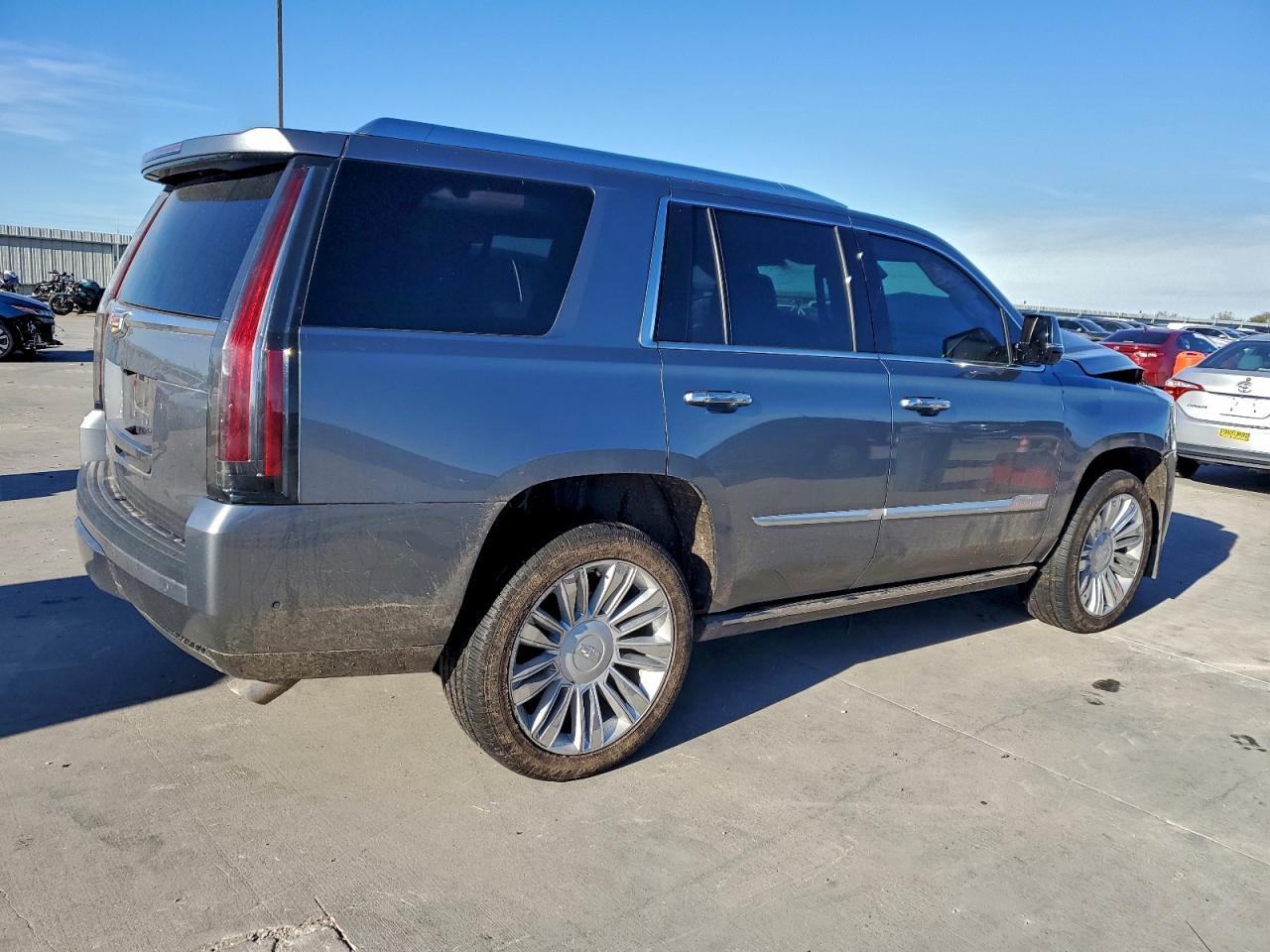 2020 Cadillac Escalade Platinum - Image 3