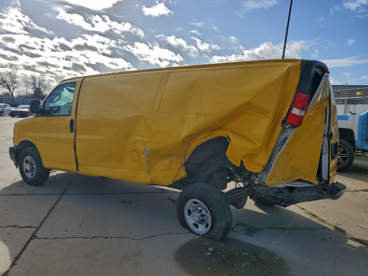 2017 Chevrolet Express G2500 - Фото 2