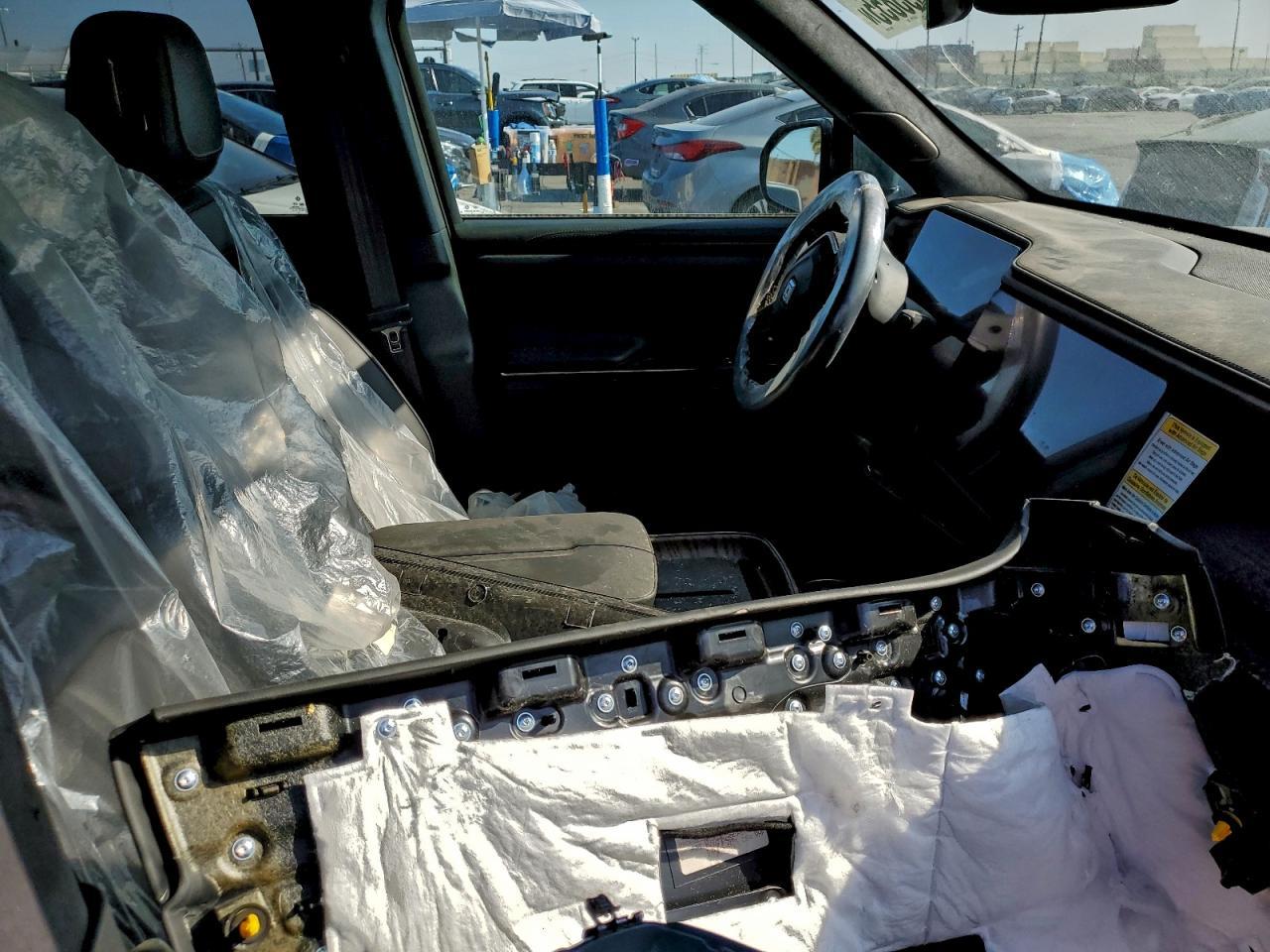 2025 Rivian R1S Premium - Image 7