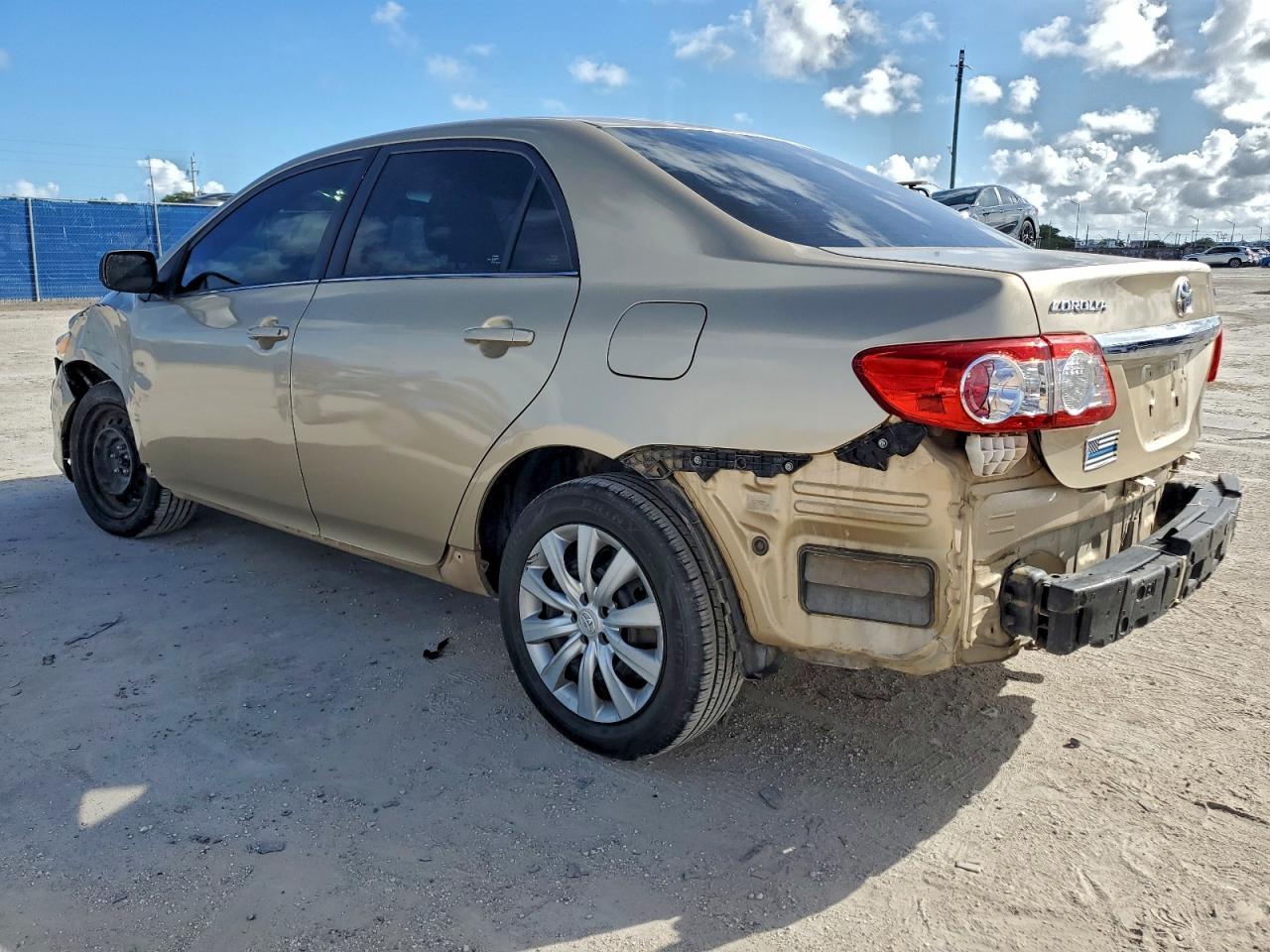 2013 Toyota Corolla Base - Фото 2