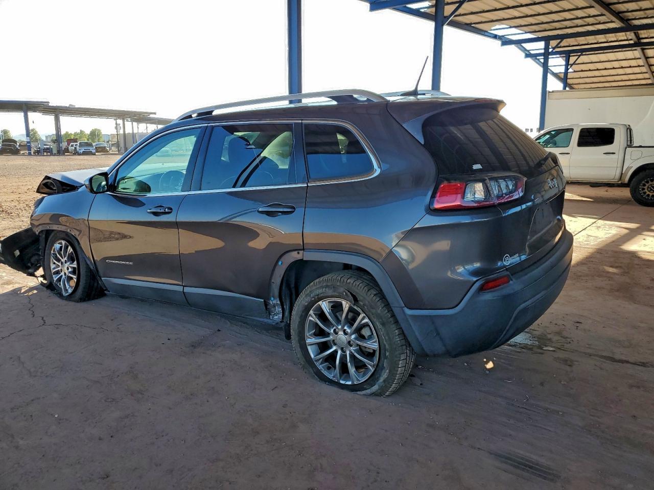 2019 Jeep Cherokee Latitude Plus - Image 2