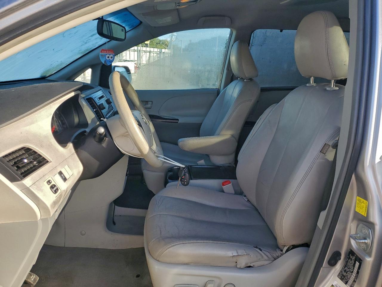 2011 Toyota Sienna Le - Фото 7