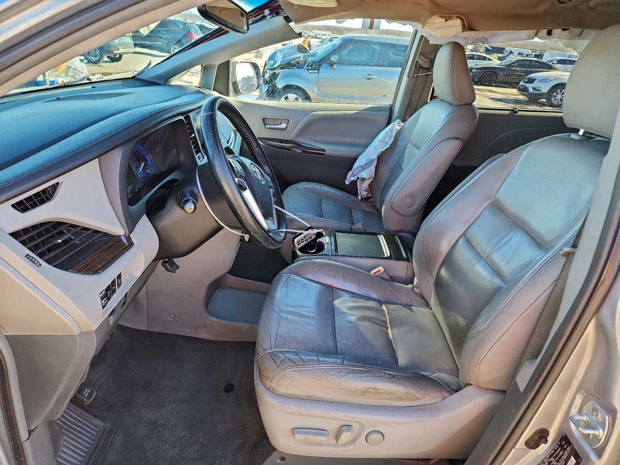 2016 Toyota Sienna Xle 8-Passenger - Image 7