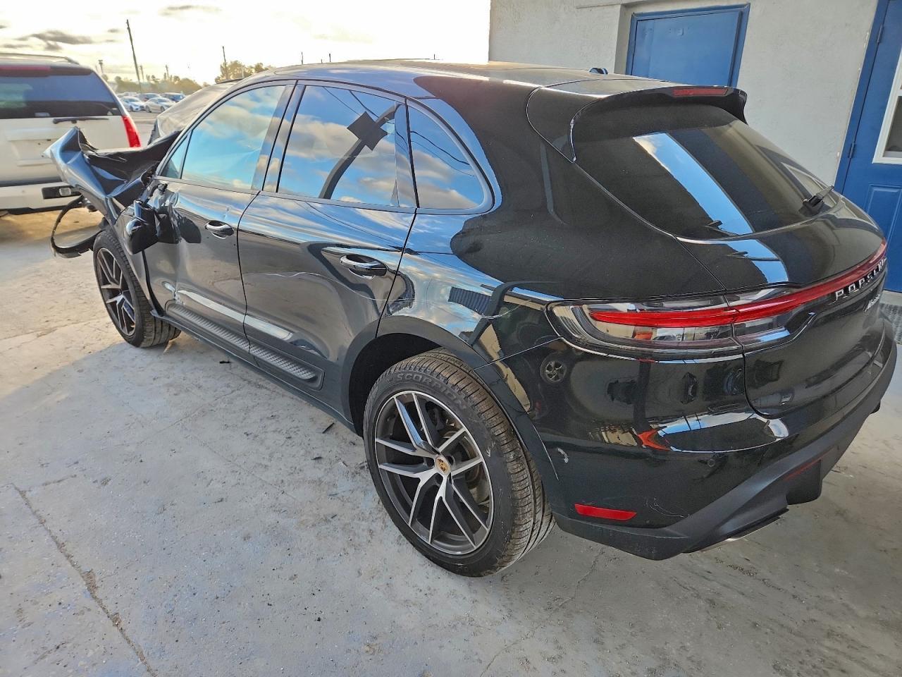 2025 Porsche Macan Base - Фото 2