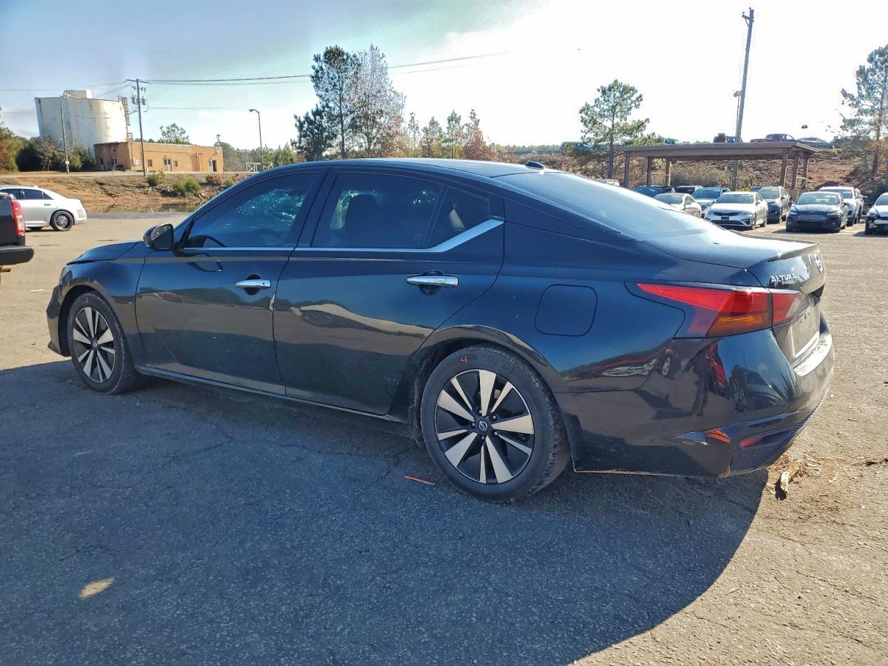 2019 Nissan Altima Sl - Image 2