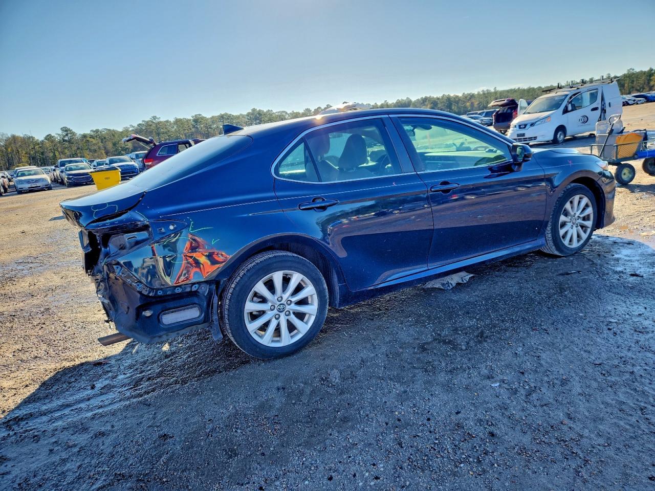 2020 Toyota Camry Le - Фото 3
