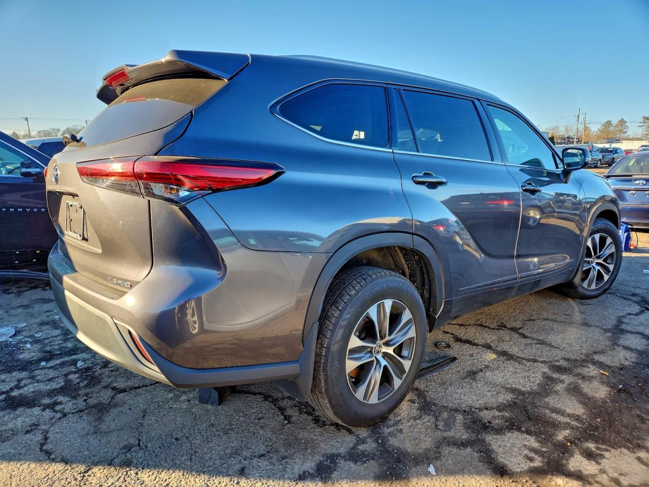 2022 Toyota Highlander Xle - Image 3