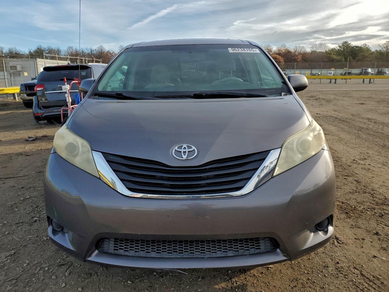 2011 Toyota Sienna Le 8-Passenger - Фото 5