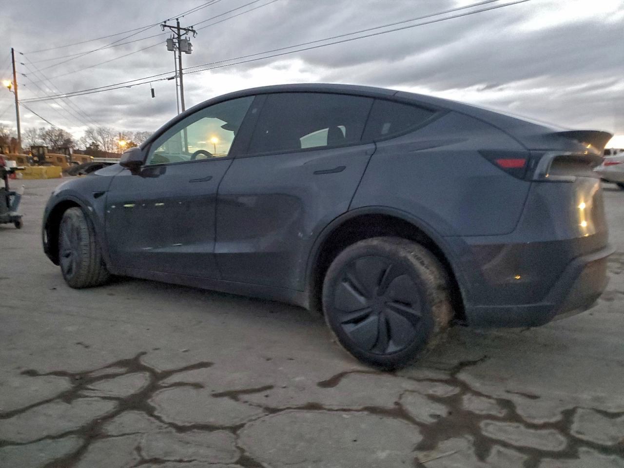 2026 Tesla Model Y - Фото 2