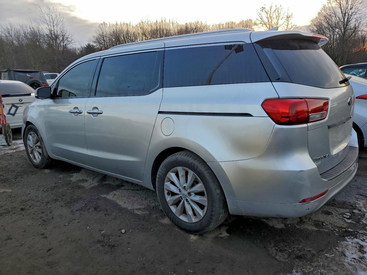 2017 Kia Sedona Ex - Image 2