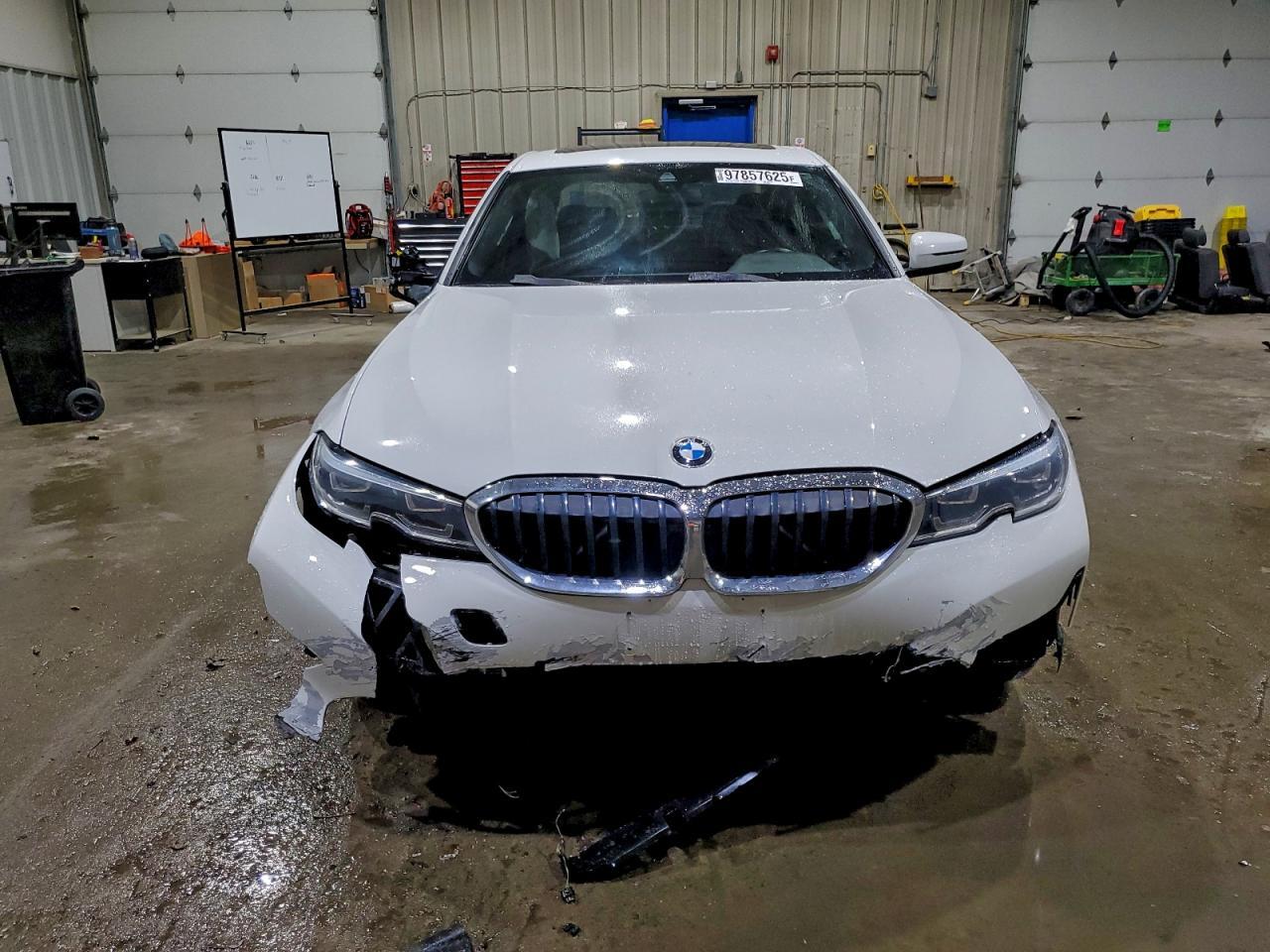 2021 BMW 330Xi - Фото 5