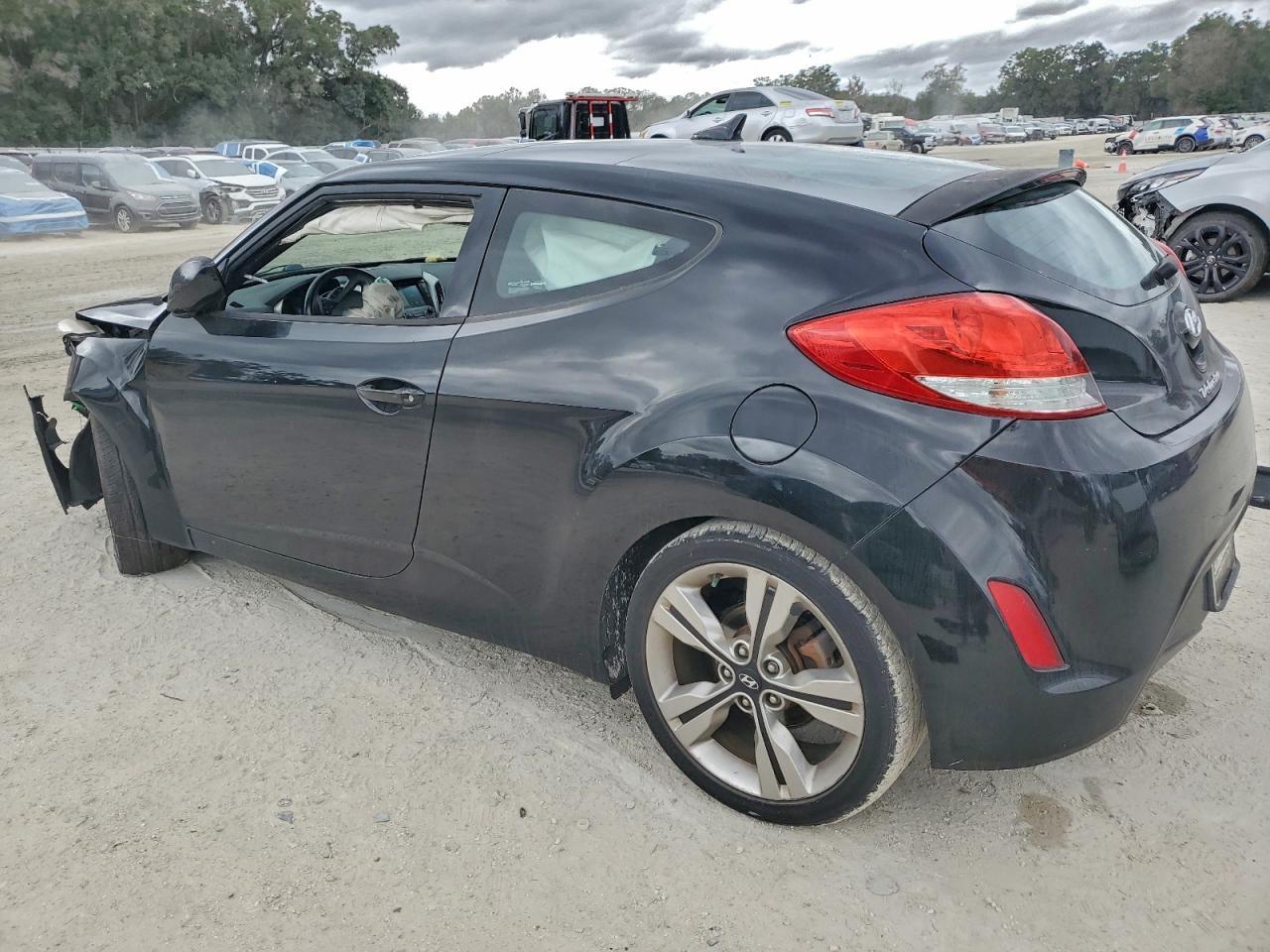 2017 Hyundai Veloster - Фото 2