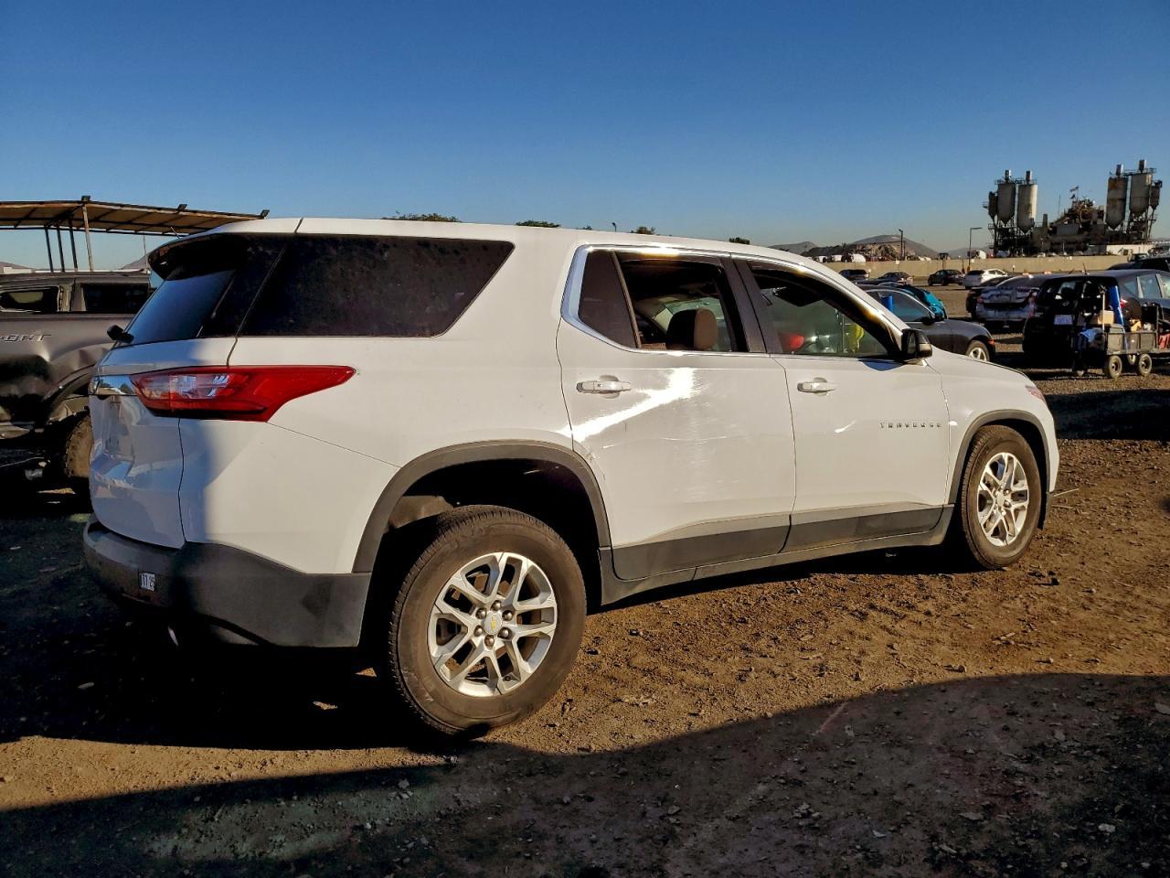 2021 Chevrolet Traverse Ls - Image 3