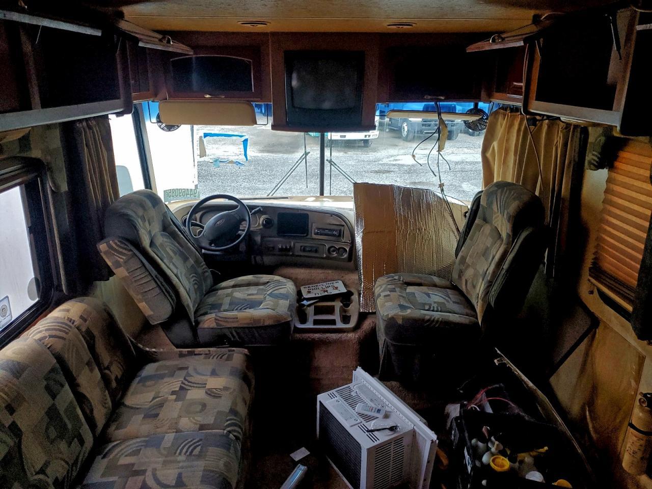 2002 Ford F550 Super Duty Hurricane Recreational Vehicle - Image 5
