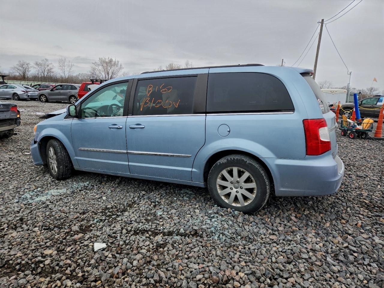 2013 Chrysler Town & Country Touring - Image 2