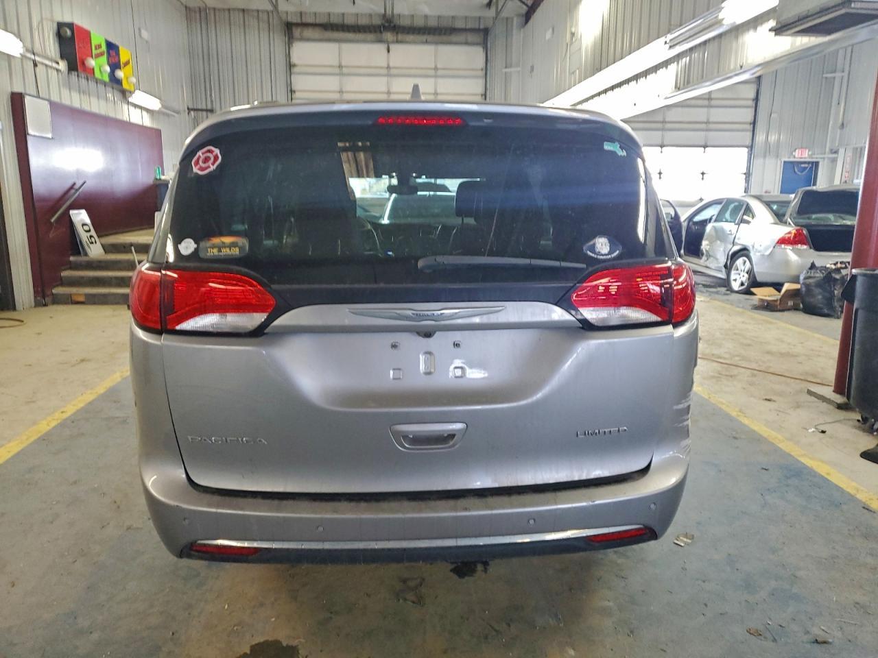 2018 Chrysler Pacifica Limited - Image 6