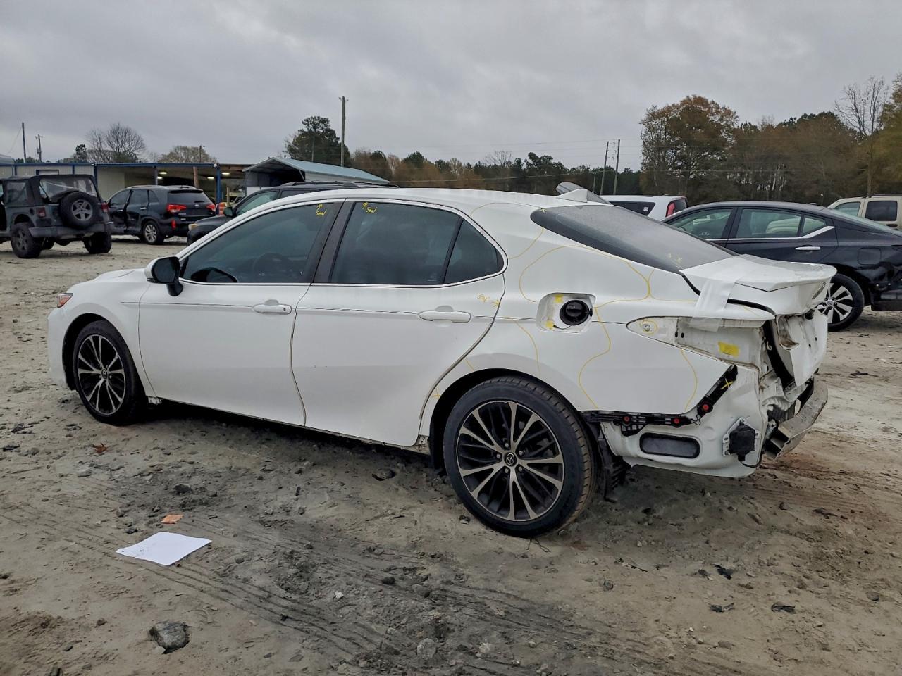 2020 Toyota Camry Se - Фото 2