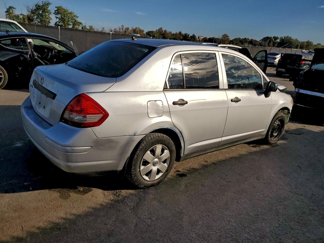 2011 Nissan Versa S - Image 3
