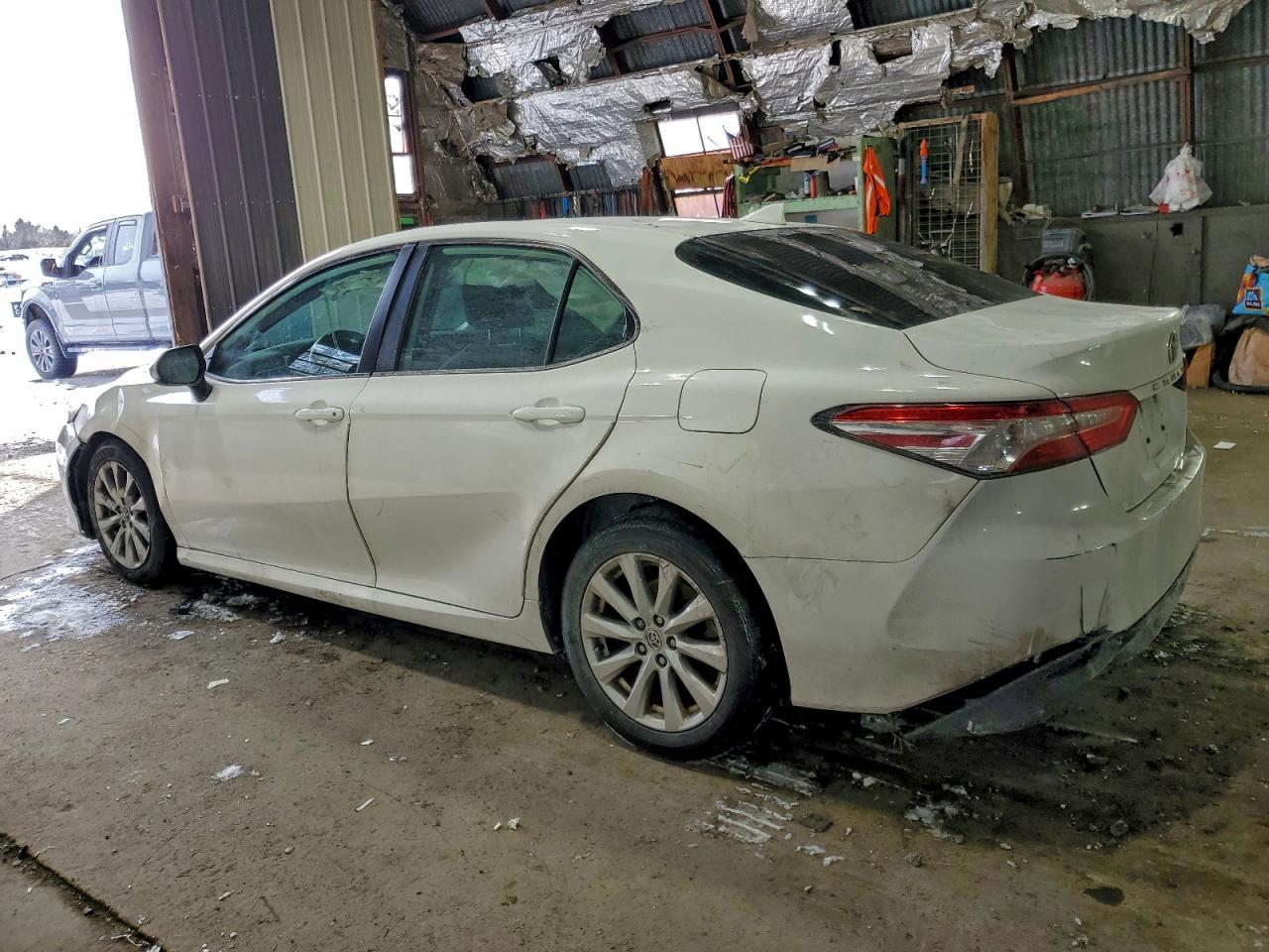 2019 Toyota Camry L - Фото 2